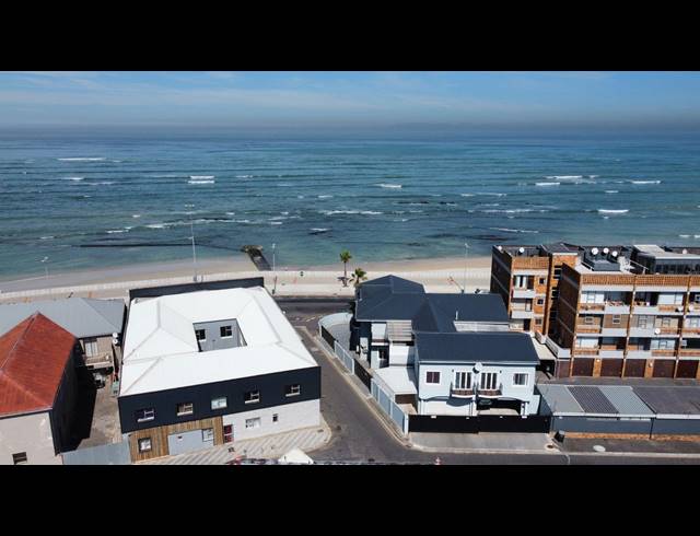 11 BEDROOM HOUSE FOR SALE IN STRAND NORTH